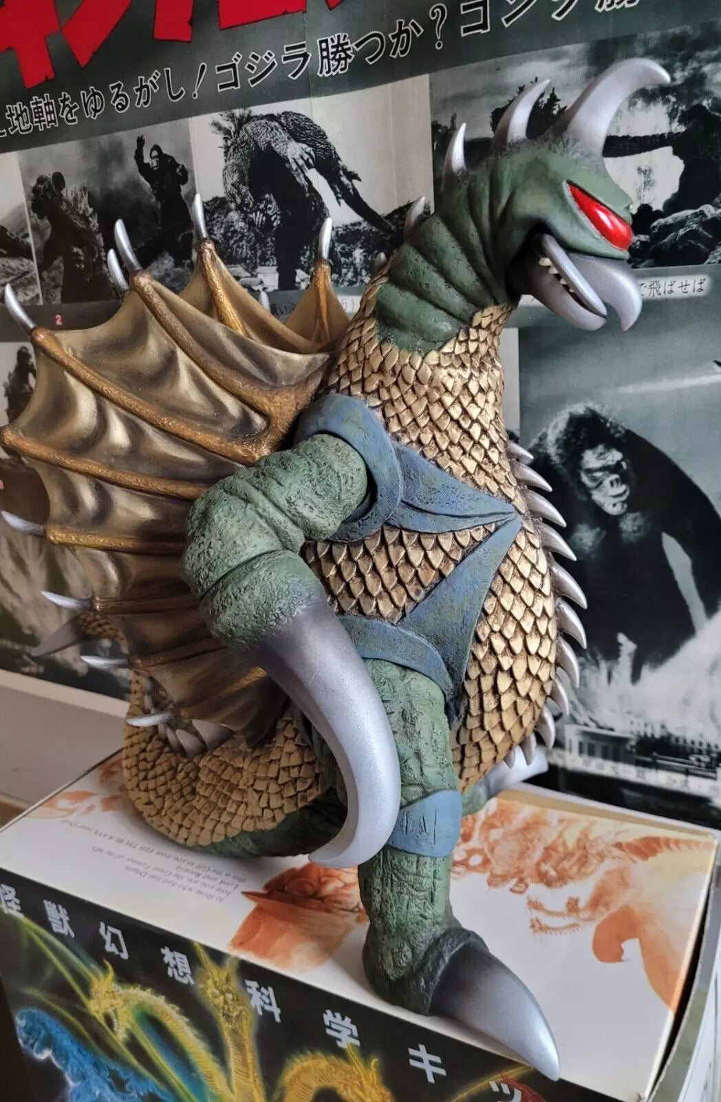Wave Gigan model kit bulit up model kit vs Godzilla